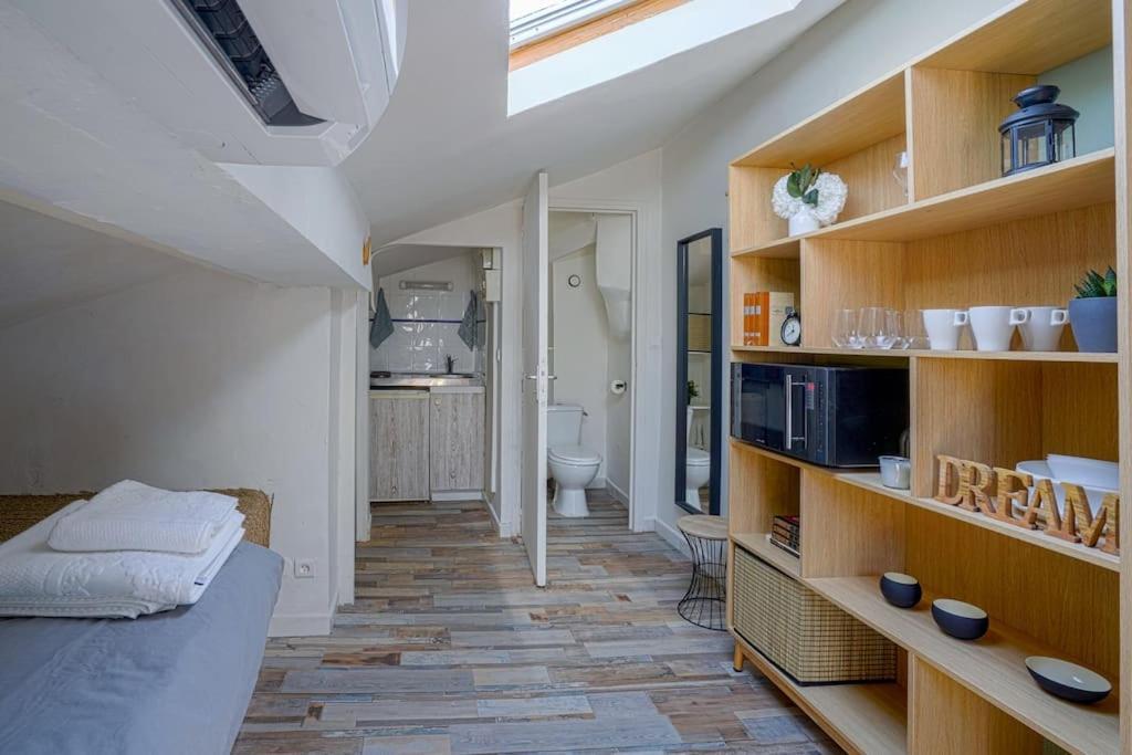 Studio Sous Les Toits Tres Bien Place Et Climatise Montpellier Exterior photo
